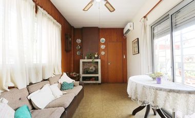 VENTA CASA 8 AMBIENTES EN FLORESTA - LOTE PROPIO - DOS PLANTAS - LOCAL COMERCIAL - PERMUTA