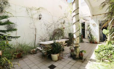 VENTA CASA 8 AMBIENTES EN FLORESTA - LOTE PROPIO - DOS PLANTAS - LOCAL COMERCIAL - PERMUTA