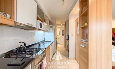 Depto 3 amb. al frente con balcón. Cochera cub. y baulera en Zona Centro