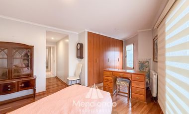 Depto 3 amb. al frente con balcón. Cochera cub. y baulera en Zona Centro