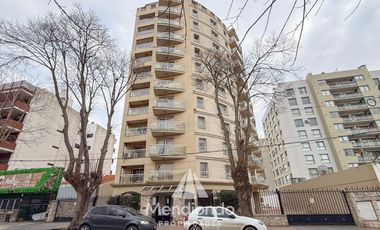 Depto 3 amb. al frente con balcón. Cochera cub. y baulera en Zona Centro