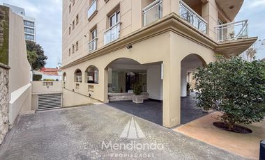 Depto 3 amb. al frente con balcón. Cochera cub. y baulera en Zona Centro