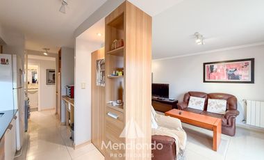 Depto 3 amb. al frente con balcón. Cochera cub. y baulera en Zona Centro