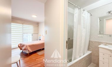 Depto 3 amb. al frente con balcón. Cochera cub. y baulera en Zona Centro