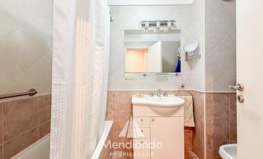 Depto 3 amb. al frente con balcón. Cochera cub. y baulera en Zona Centro