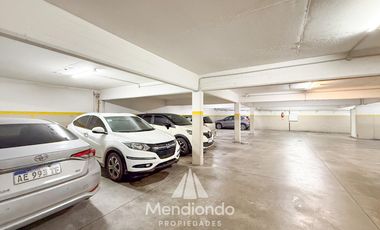 Depto 3 amb. al frente con balcón. Cochera cub. y baulera en Zona Centro