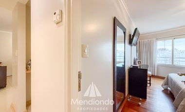 Depto 3 amb. al frente con balcón. Cochera cub. y baulera en Zona Centro