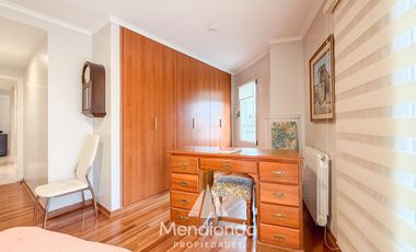 Depto 3 amb. al frente con balcón. Cochera cub. y baulera en Zona Centro