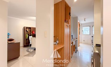 Depto 3 amb. al frente con balcón. Cochera cub. y baulera en Zona Centro