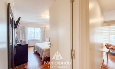 Depto 3 amb. al frente con balcón. Cochera cub. y baulera en Zona Centro