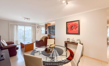 Depto 3 amb. al frente con balcón. Cochera cub. y baulera en Zona Centro