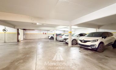 Depto 3 amb. al frente con balcón. Cochera cub. y baulera en Zona Centro