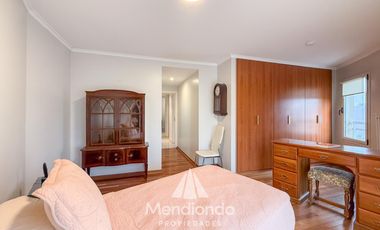 Depto 3 amb. al frente con balcón. Cochera cub. y baulera en Zona Centro