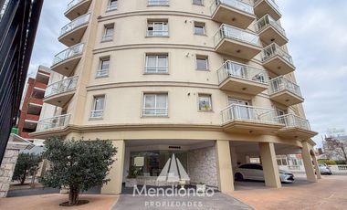 Depto 3 amb. al frente con balcón. Cochera cub. y baulera en Zona Centro