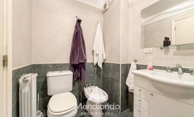 Depto 3 amb. al frente con balcón. Cochera cub. y baulera en Zona Centro