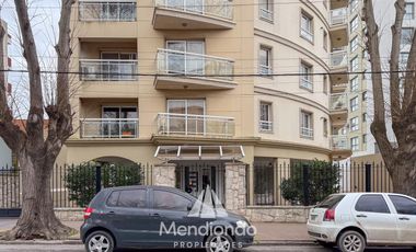 Depto 3 amb. al frente con balcón. Cochera cub. y baulera en Zona Centro