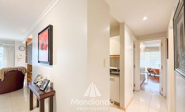 Depto 3 amb. al frente con balcón. Cochera cub. y baulera en Zona Centro