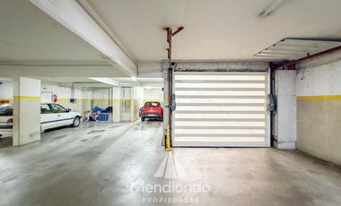 Depto 3 amb. al frente con balcón. Cochera cub. y baulera en Zona Centro