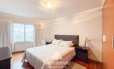 Depto 3 amb. al frente con balcón. Cochera cub. y baulera en Zona Centro