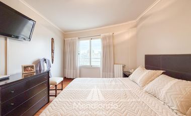 Depto 3 amb. al frente con balcón. Cochera cub. y baulera en Zona Centro