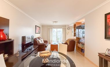 Depto 3 amb. al frente con balcón. Cochera cub. y baulera en Zona Centro