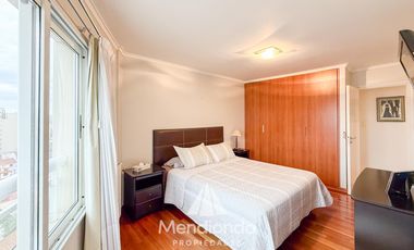 Depto 3 amb. al frente con balcón. Cochera cub. y baulera en Zona Centro