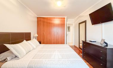 Depto 3 amb. al frente con balcón. Cochera cub. y baulera en Zona Centro