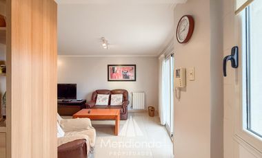 Depto 3 amb. al frente con balcón. Cochera cub. y baulera en Zona Centro