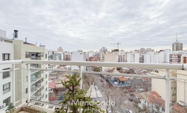 Depto 3 amb. al frente con balcón. Cochera cub. y baulera en Zona Centro
