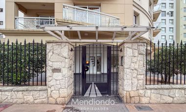 Depto 3 amb. al frente con balcón. Cochera cub. y baulera en Zona Centro