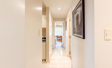 Depto 3 amb. al frente con balcón. Cochera cub. y baulera en Zona Centro