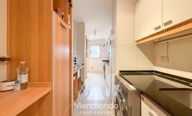 Depto 3 amb. al frente con balcón. Cochera cub. y baulera en Zona Centro