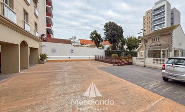 Depto 3 amb. al frente con balcón. Cochera cub. y baulera en Zona Centro