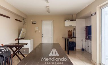 Depto 3 amb. al frente con balcón. Cochera cub. y baulera en Zona Centro