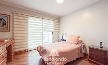 Depto 3 amb. al frente con balcón. Cochera cub. y baulera en Zona Centro