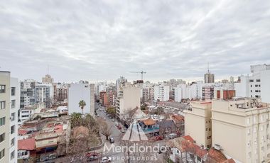 Depto 3 amb. al frente con balcón. Cochera cub. y baulera en Zona Centro
