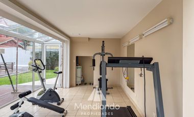 Depto 3 amb. al frente con balcón. Cochera cub. y baulera en Zona Centro