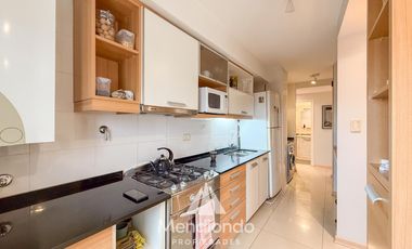 Depto 3 amb. al frente con balcón. Cochera cub. y baulera en Zona Centro