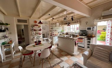 Amplia casa seis ambientes jardin y terraza a la venta en Wilde