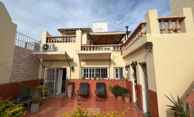 Amplia casa seis ambientes jardin y terraza a la venta en Wilde