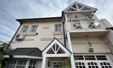 Amplia casa seis ambientes jardin y terraza a la venta en Wilde