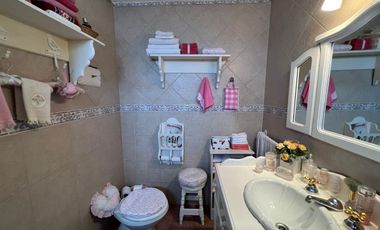 Amplia casa seis ambientes jardin y terraza a la venta en Wilde