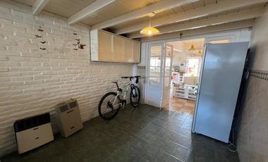 Amplia casa seis ambientes jardin y terraza a la venta en Wilde