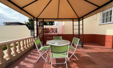 Amplia casa seis ambientes jardin y terraza a la venta en Wilde