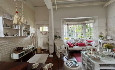 Amplia casa seis ambientes jardin y terraza a la venta en Wilde