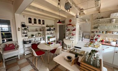 Amplia casa seis ambientes jardin y terraza a la venta en Wilde