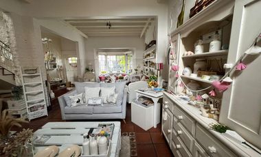 Amplia casa seis ambientes jardin y terraza a la venta en Wilde