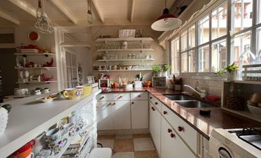 Amplia casa seis ambientes jardin y terraza a la venta en Wilde