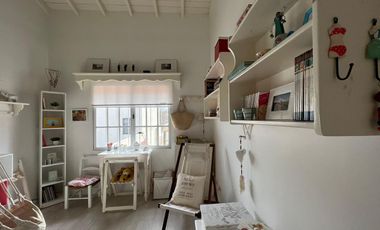 Amplia casa seis ambientes jardin y terraza a la venta en Wilde