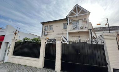 Amplia casa seis ambientes jardin y terraza a la venta en Wilde